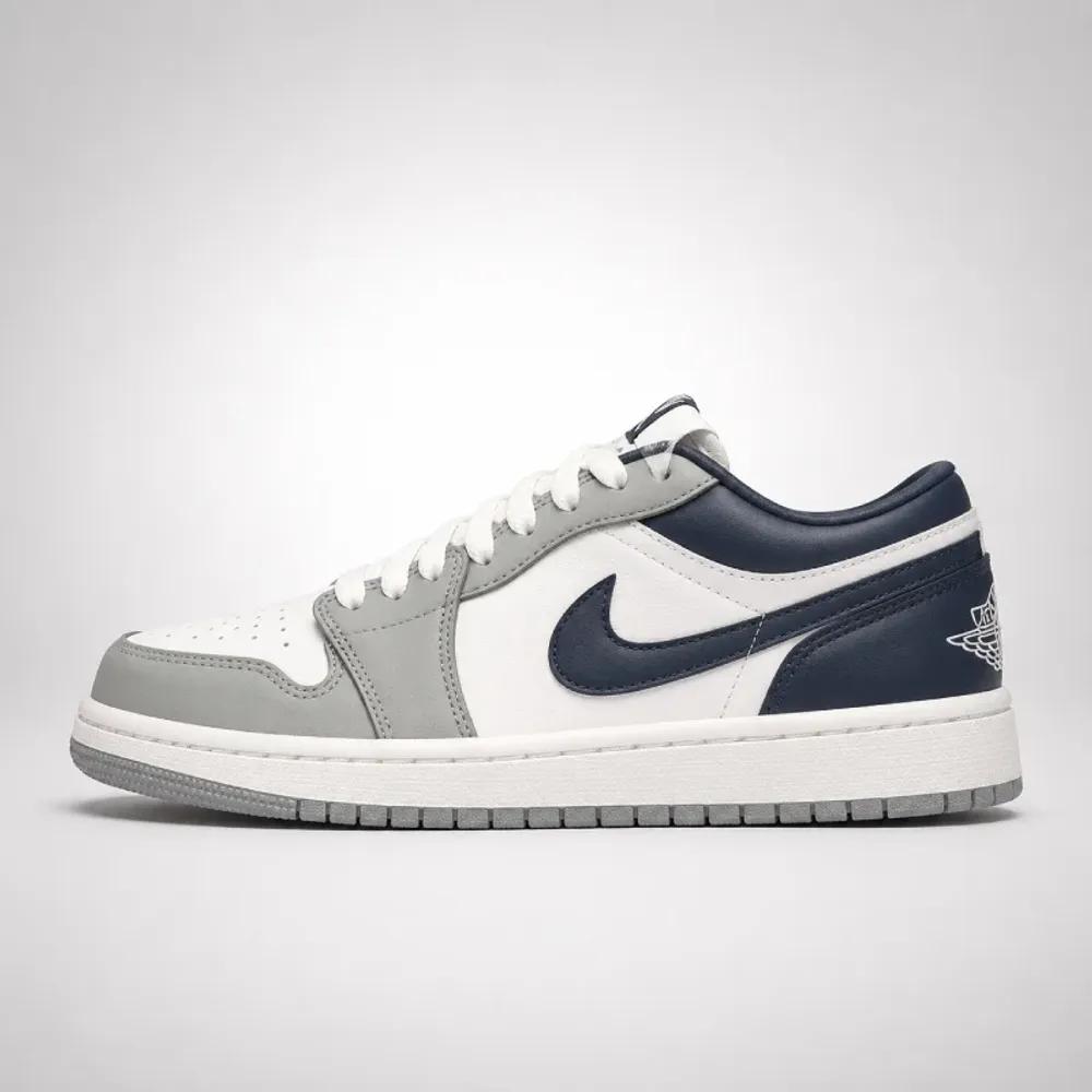 خرید اینترنتی قیمت کتونی نایک ایر جردن 1 لو طوسی سرمه‌ای | Air Jordan 1 Low Grey Navy