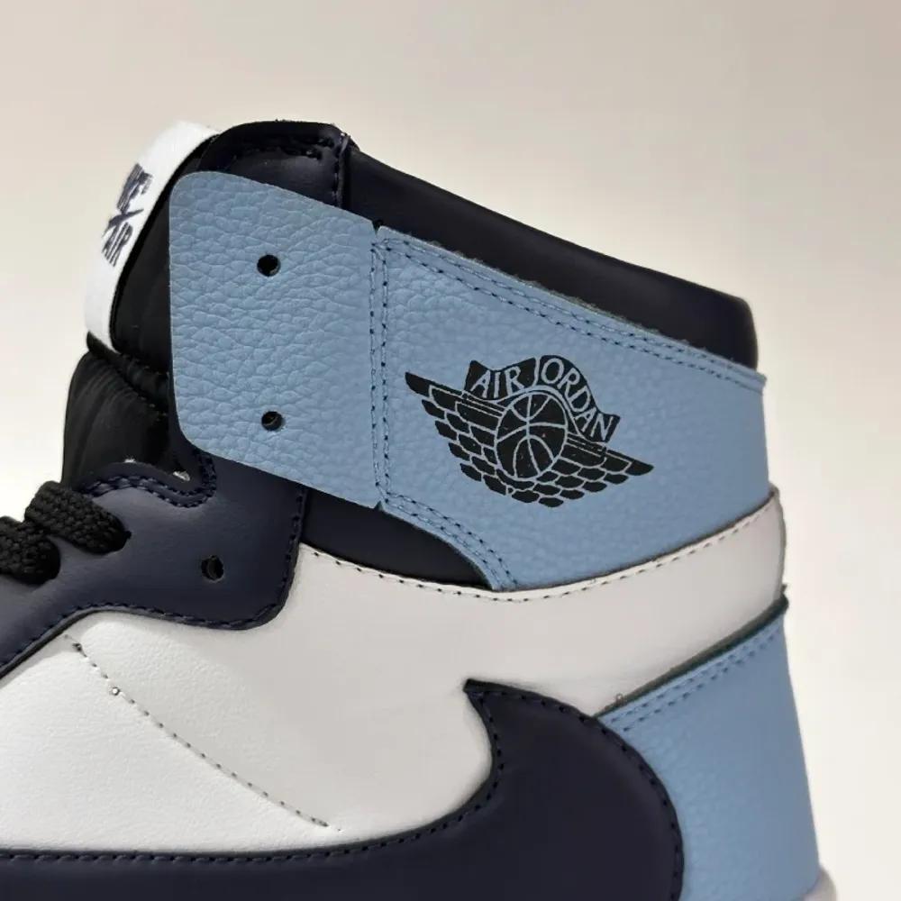 خرید اینترنتی قیمت کتونی نایک ایر جردن 1 های سفید سرمه‌ای | Air Jordan 1 High University Blue