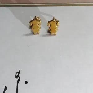 گوشواره زنانه میخی استیل طرح آدمک رنگ طلایی ضد حساسیت