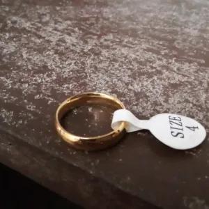حلقه استیل سایز کوچک و بندانگشتی رنگ ثابت و ضدحساسیت طلایی دخترانه و زنانه