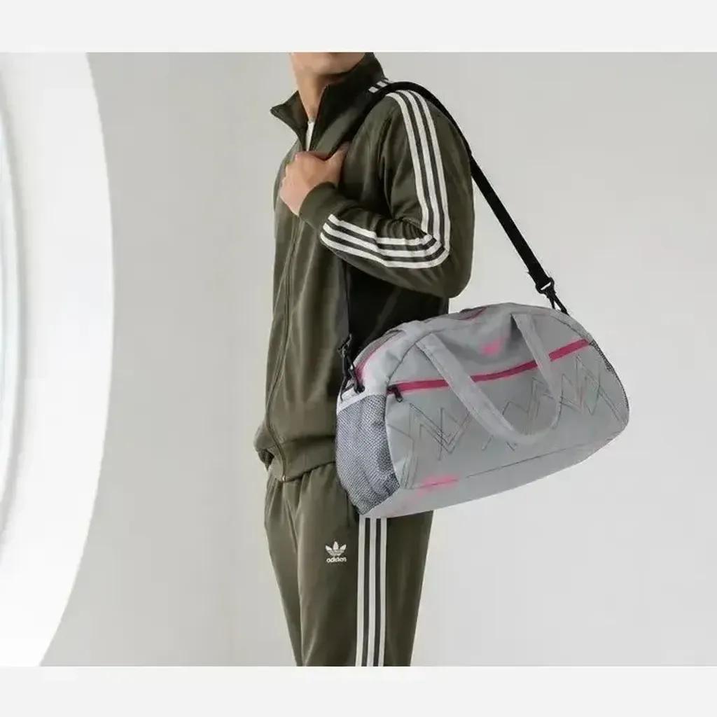 خرید اینترنتی قیمت ساک ورزشی پارچه ای بند دار سه جیب ابعاد 45 در 25 در 15 سانتیمتر