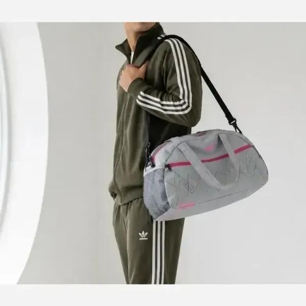 ساک ورزشی پارچه ای بند دار سه جیب ابعاد 45 در 25 در 15 سانتیمتر