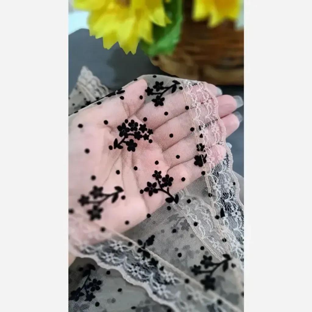 خرید اینترنتی قیمت مینی اسکارف مجلسی سفید سه گوش طرح گل شکوفه ای ابعاد 75 در 75 سانتیمتر جنس توری گیپور