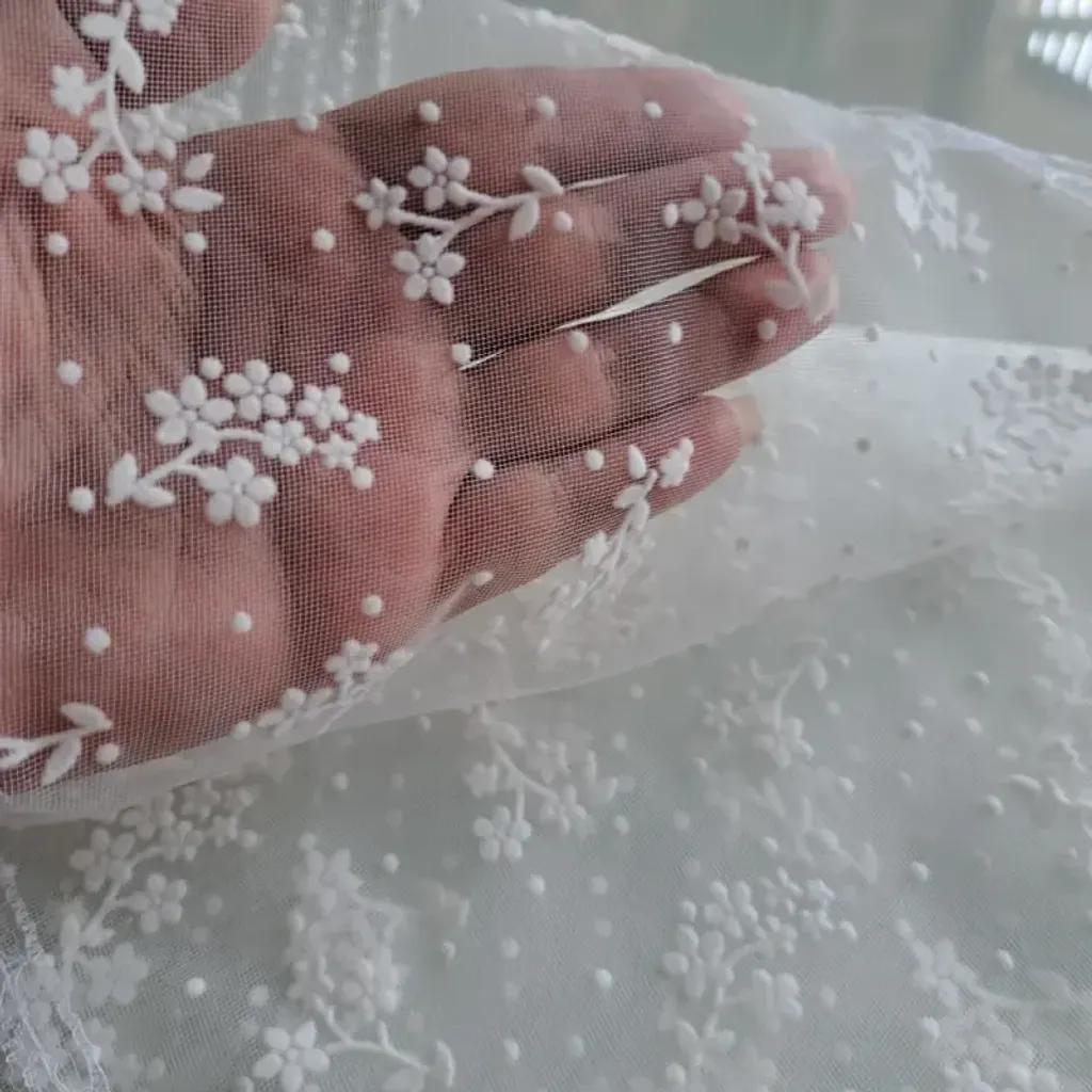 خرید اینترنتی قیمت مینی اسکارف مجلسی سفید سه گوش طرح گل شکوفه ای ابعاد 75 در 75 سانتیمتر جنس توری گیپور
