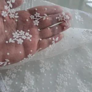 خرید اینترنتی قیمت مینی اسکارف مجلسی سفید سه گوش طرح گل شکوفه ای ابعاد 75 در 75 سانتیمتر جنس توری گیپور