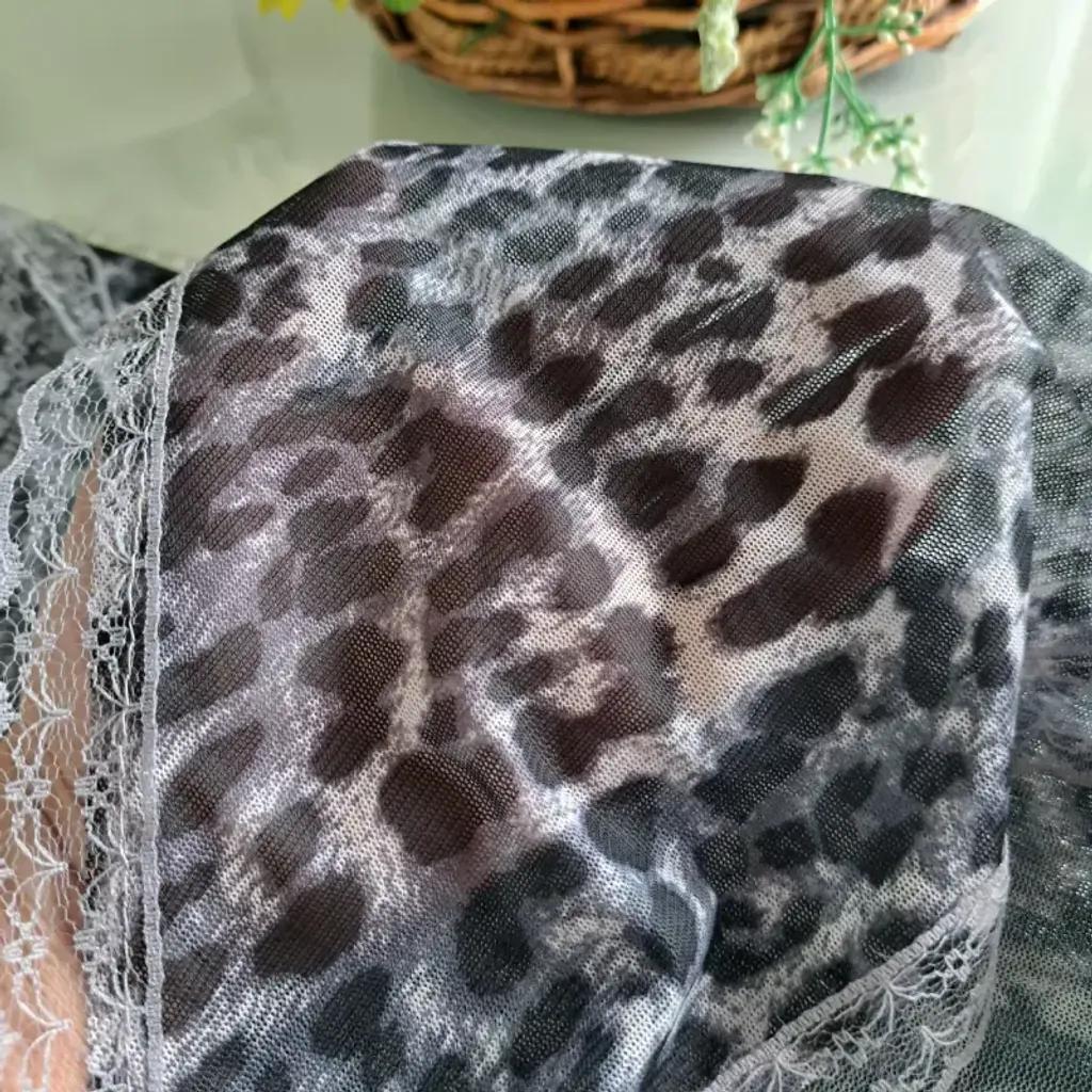 خرید اینترنتی قیمت مینی اسکارف پلنگی ابعاد 70 در 70 دور توردوزی شده رنگ طوسی مشکی
