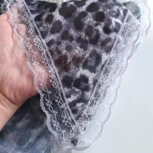 خرید اینترنتی قیمت مینی اسکارف پلنگی ابعاد 70 در 70 دور توردوزی شده رنگ طوسی مشکی