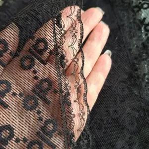 خرید اینترنتی قیمت مینی اسکارف سه گوش طرح الو رنگ مشکی دور گیپور دوزی شده