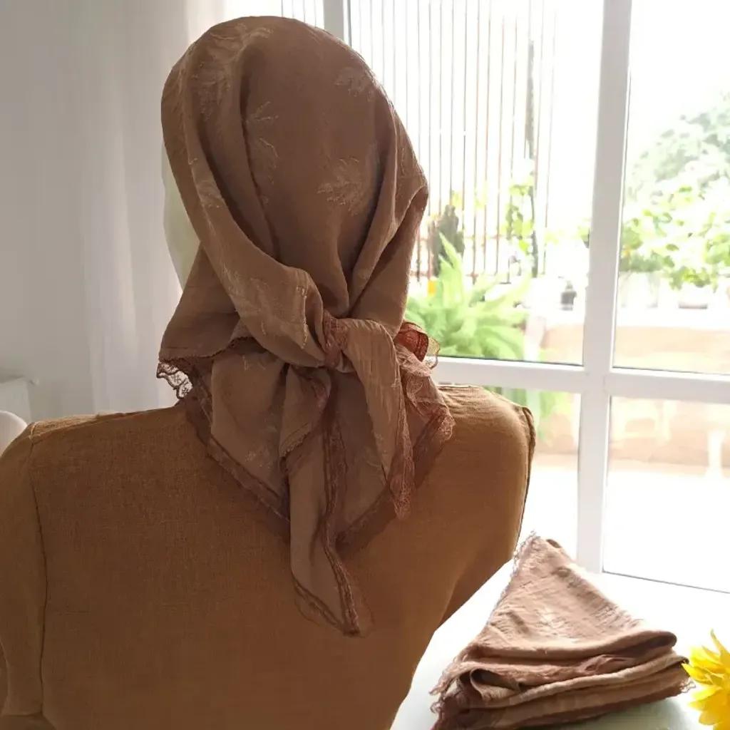 خرید اینترنتی قیمت مینی اسکارف سه گوش نخی طرح کاج ابعاد 120 در 80 رنگ نسکافه ای مشکی طوسی سفید