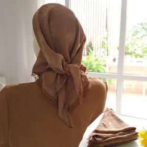 خرید اینترنتی قیمت مینی اسکارف سه گوش نخی طرح کاج ابعاد 120 در 80 رنگ نسکافه ای مشکی طوسی سفید