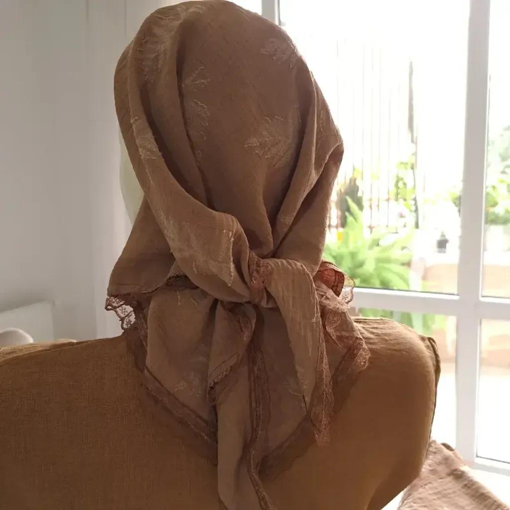 خرید اینترنتی قیمت مینی اسکارف سه گوش نخی طرح کاج ابعاد 120 در 80 رنگ نسکافه ای مشکی طوسی سفید