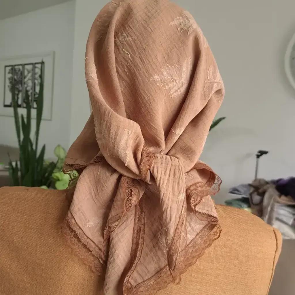 خرید اینترنتی قیمت مینی اسکارف سه گوش نخی طرح کاج ابعاد 120 در 80 رنگ نسکافه ای مشکی طوسی سفید