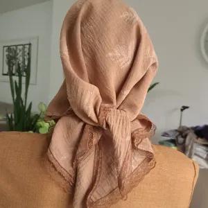 خرید اینترنتی قیمت مینی اسکارف سه گوش نخی طرح کاج ابعاد 120 در 80 رنگ نسکافه ای مشکی طوسی سفید