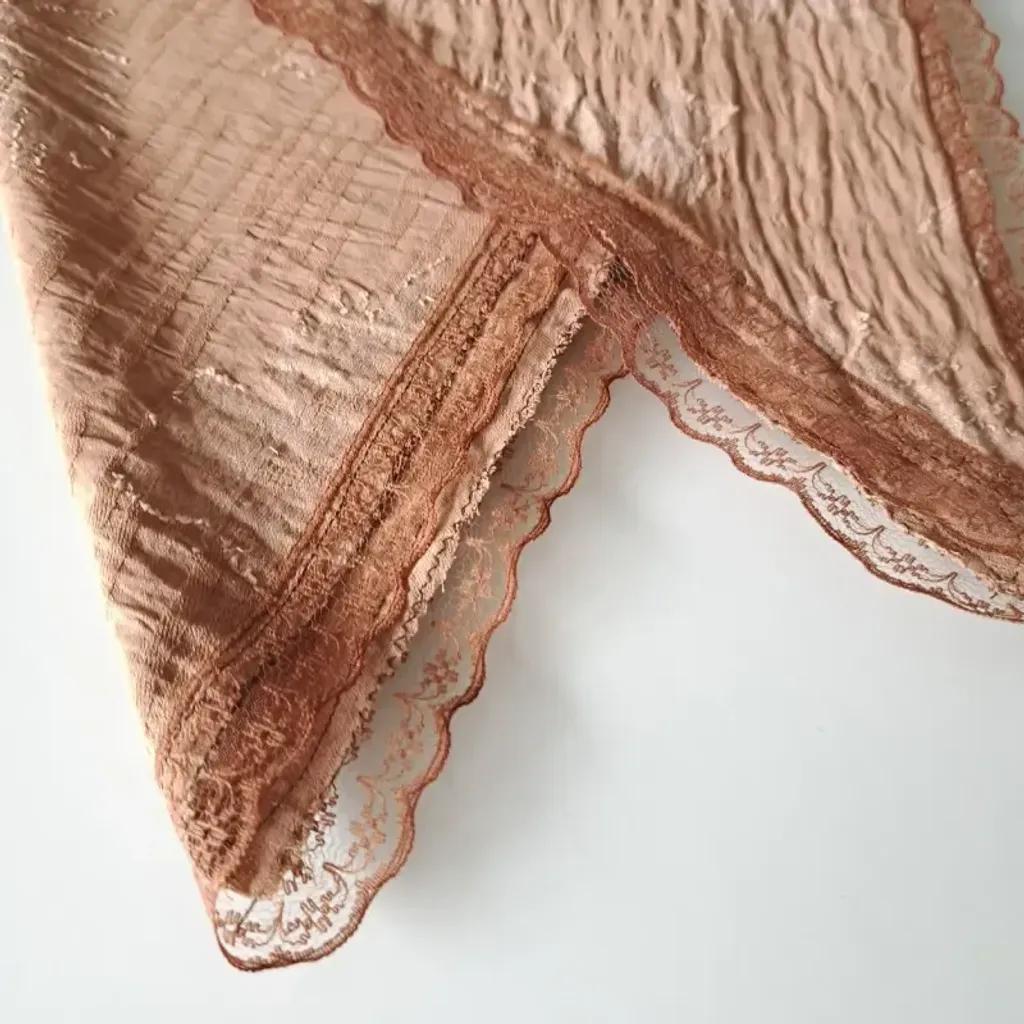 خرید اینترنتی قیمت مینی اسکارف سه گوش نخی طرح کاج ابعاد 120 در 80 رنگ نسکافه ای مشکی طوسی سفید