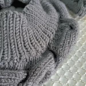 خرید اینترنتی قیمت شال و کلاه بافتنی زنانه دستبافت طوسی جنس کاموا ترک