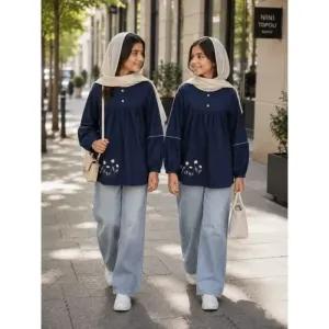 خرید اینترنتی قیمت شومیز لینن نخ دخترانه مدل بابونه گلدوزی شده رنگ سورمه ای سایز 60 و 65