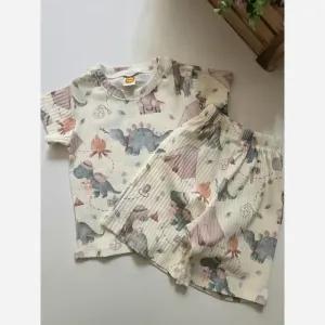 خرید اینترنتی قیمت ست تیشرت و شلوارک راحتی پسرانه پارچه کبریتی سایز 1 تا 9 سال