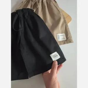 خرید اینترنتی قیمت شلوارک کتان لش پسرانه زیر زانو سایز 3 تا 10 سال مشکی و نسکافه ای