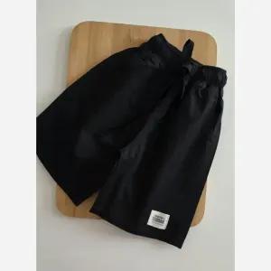 خرید اینترنتی قیمت شلوارک کتان لش پسرانه زیر زانو سایز 3 تا 10 سال مشکی و نسکافه ای