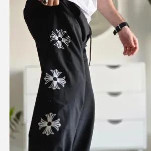 خرید اینترنتی قیمت شلوار اسلش بگ کروم هارتز رنگ مشکی جنس گلکسی اسپان سایز XXL و XXXL