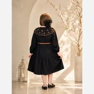 خرید اینترنتی قیمت پیراهن مشکی دخترانه یقه گلدوزی شده جنس تترون نخ اعلا مناسب بهار و تابستان 6 تا 12 سال