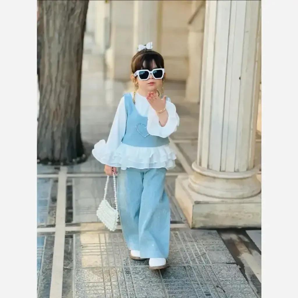 خرید اینترنتی قیمت ست سه تیکه دخترانه مجلسی شامل شومیز پنبهای، وست و شلوار جین نگیندار سایز 3 تا 10 سال