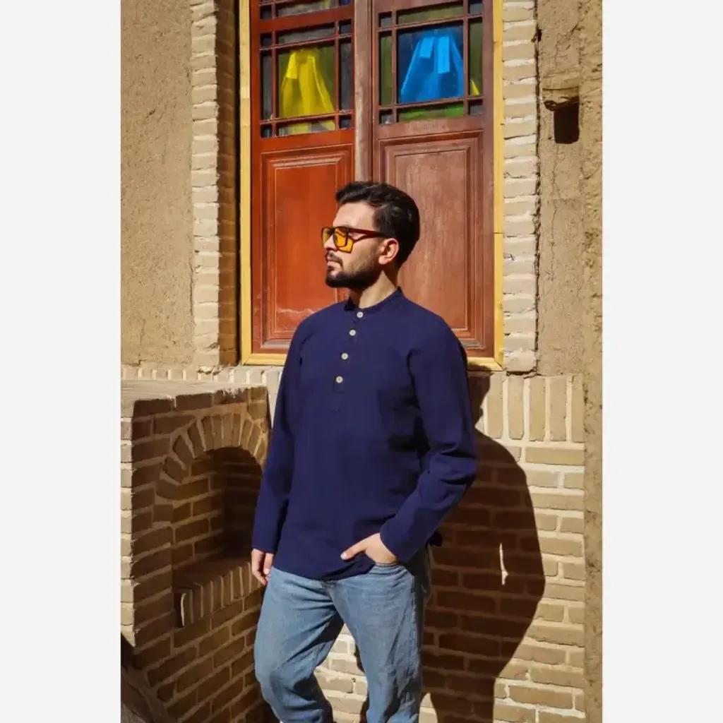 خرید اینترنتی قیمت پیراهن مردانه الیاف طبیعی 100 درصد پنبه مدل چهار دکمه رنگ سرمه ای