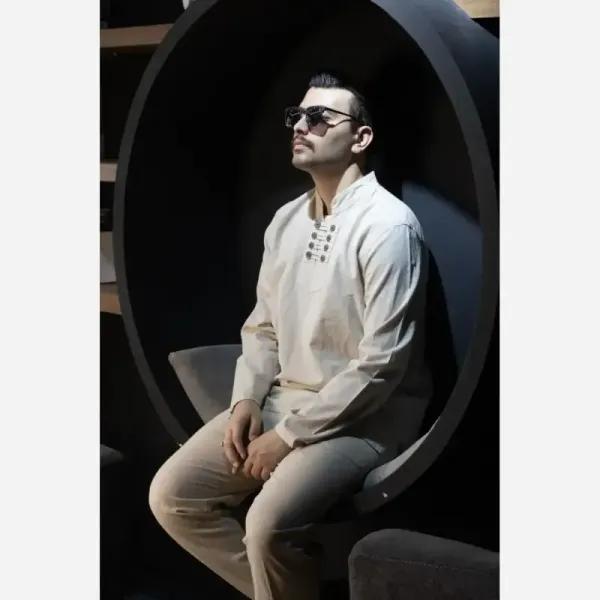 پیراهن مردانه الیاف طبیعی 100 درصد پنبه مدل هشت دکمه رنگ استخوانی