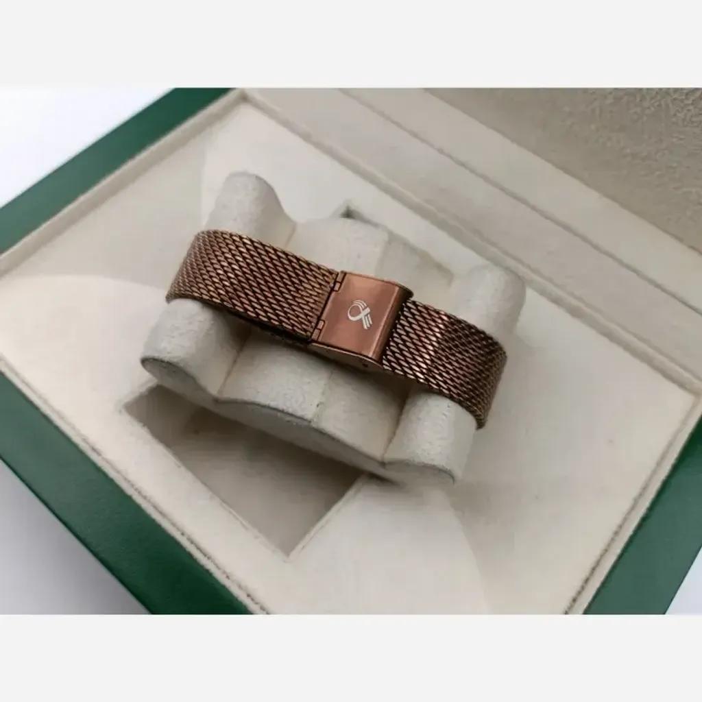 خرید اینترنتی قیمت ساعت مچی عقربه ای زنانه بلیزر مدل 3178 صفحه سفید بند حصیری با تقویم و موتور چهار موتوره فعال