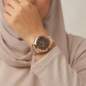 خرید اینترنتی قیمت ساعت مچی زنانه سیکو بند استیل رزگلد صفحه مشکی طرح سه موتور با تقویم