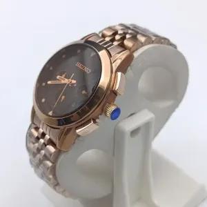 خرید اینترنتی قیمت ساعت مچی زنانه سیکو بند استیل رزگلد صفحه مشکی طرح سه موتور با تقویم