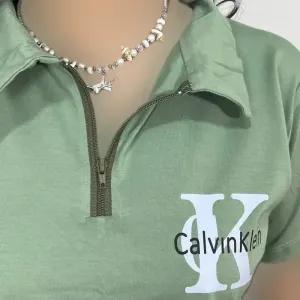 خرید اینترنتی قیمت پولوشرت نخ پنبه نیم زیپ زنانه طرح کلوین