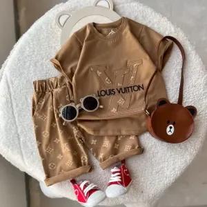 خرید اینترنتی قیمت تیشرت شلوارک طرح LV پنبه یکرو لاکرادار رنگ کرم و نسکافه ای