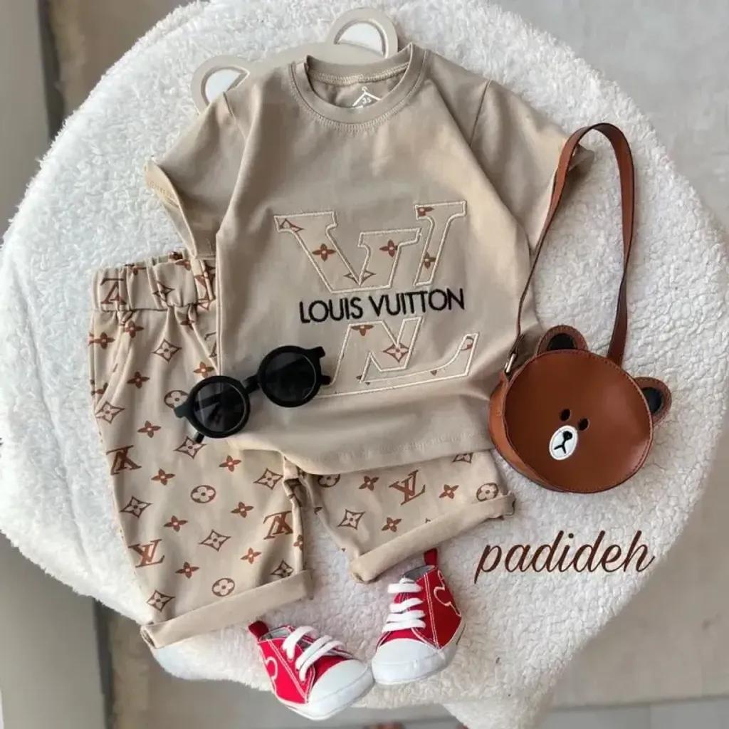 خرید اینترنتی قیمت تیشرت شلوارک طرح LV پنبه یکرو لاکرادار رنگ کرم و نسکافه ای