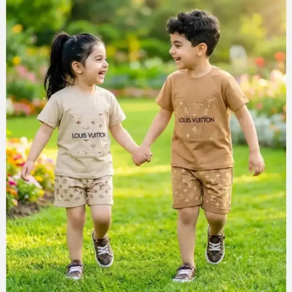 خرید اینترنتی قیمت تیشرت شلوارک طرح LV پنبه یکرو لاکرادار رنگ کرم و نسکافه ای