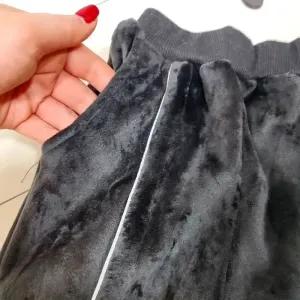 خرید اینترنتی قیمت ست بلوز و شلوار مخمل توخز دخترانه مناسب 2 تا 8 سال