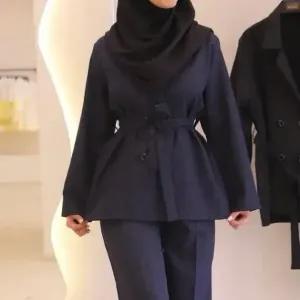 خرید اینترنتی قیمت کت شلوار زنانه دیپلمات پرشیا مدل خوشه رنگ مشکی طوسی سورمه ای