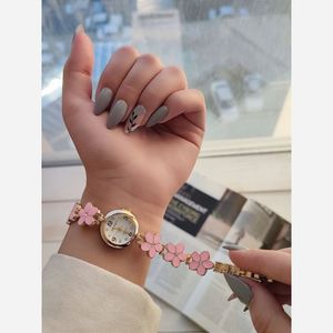 خرید انلاین ساعت زنانه دخترانه بابونه با بند استیل رنگ ثابت