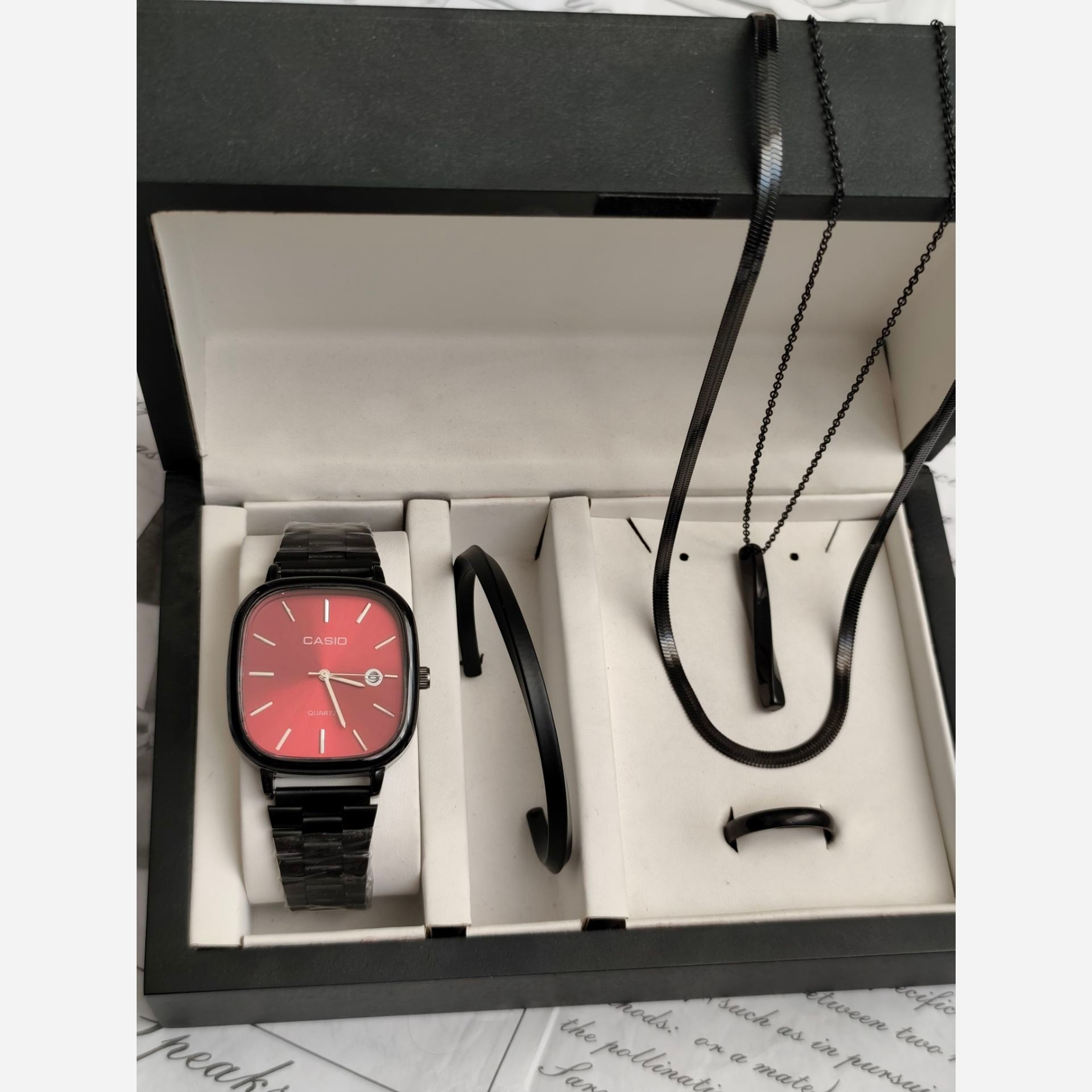 قیمت ست ساعت مردانه کاسیو casio اولدمانی مشکی صفحه قرمز با دستبند بنگل و گردنبند و حلقه
