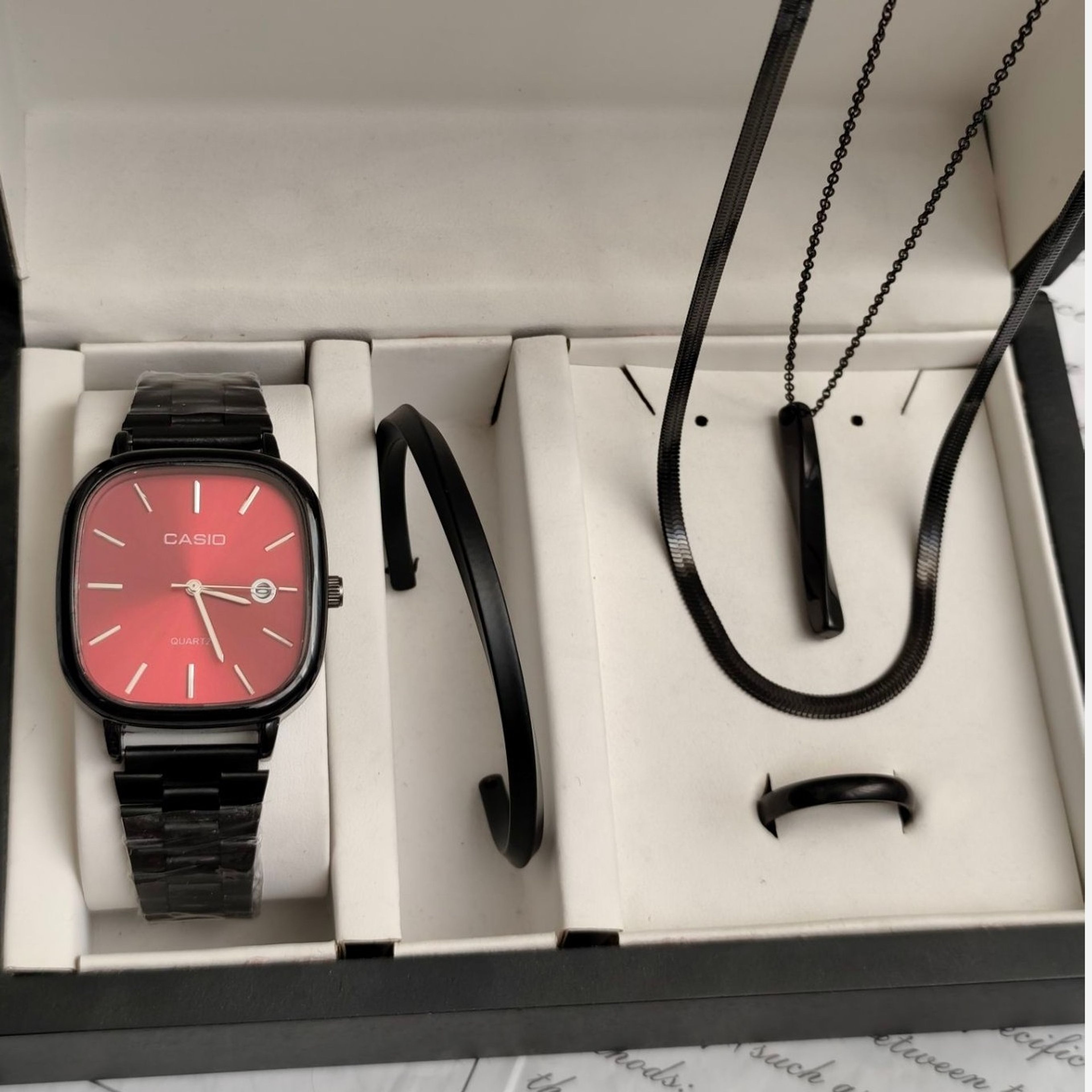 خرید آنلاین ست ساعت مردانه کاسیو casio اولدمانی مشکی صفحه قرمز با دستبند بنگل و گردنبند و حلقه