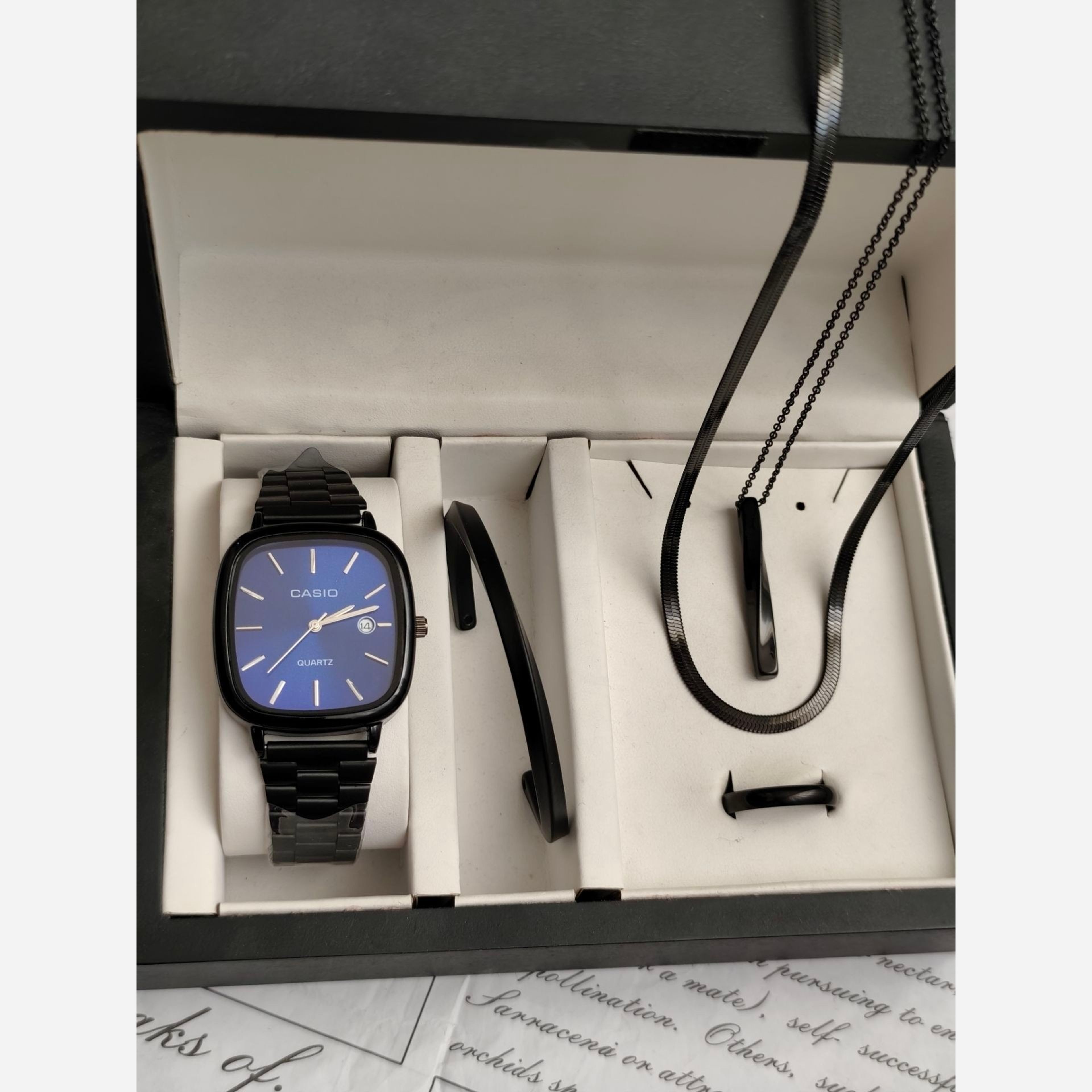خرید انلاین ست ساعت مردانه کاسیو casio اولدمانی مشکی صفحه آبی با دستبند بنگل و گردنبند و حلقه
