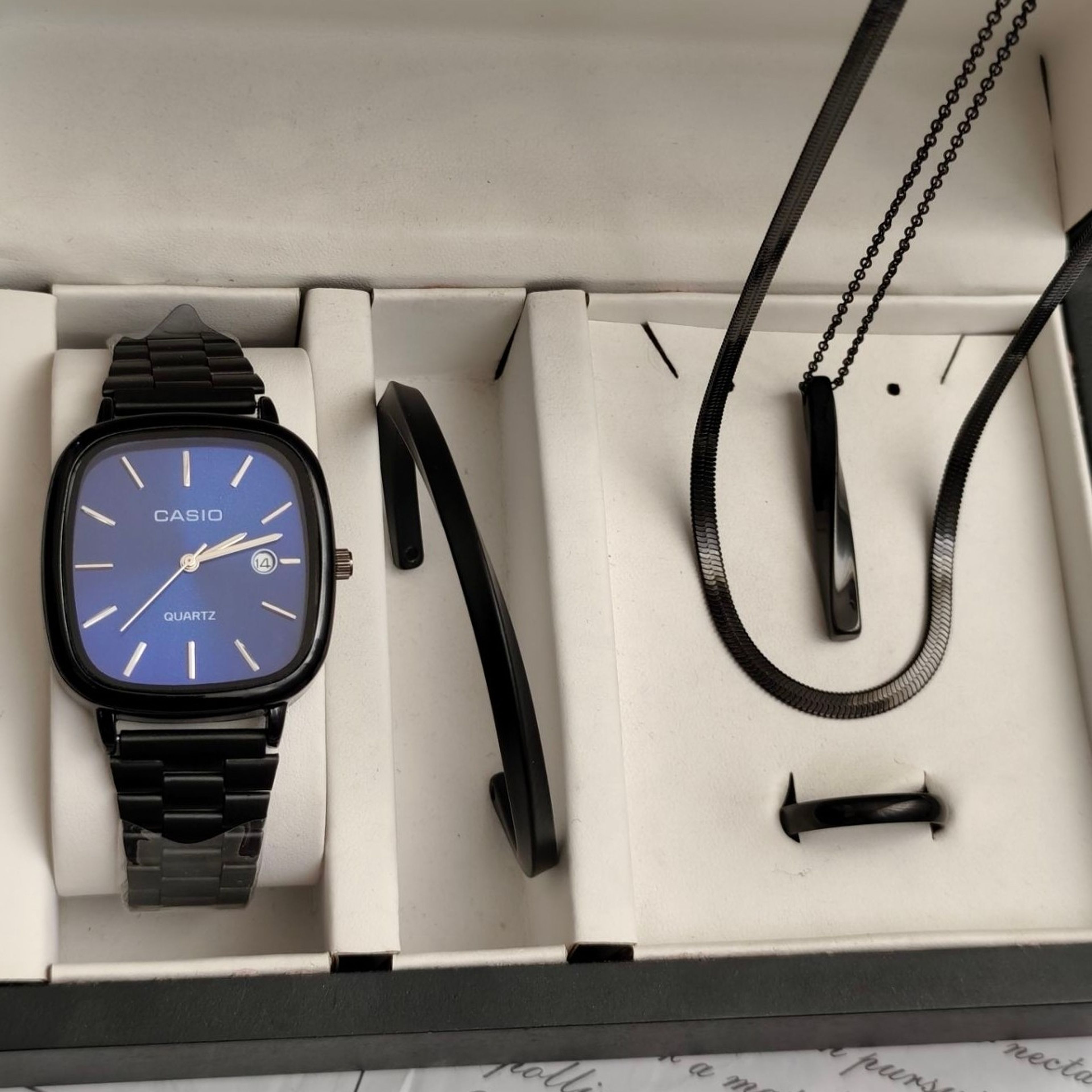 خرید اینترنتی ست ساعت مردانه کاسیو casio اولدمانی مشکی صفحه آبی با دستبند بنگل و گردنبند و حلقه