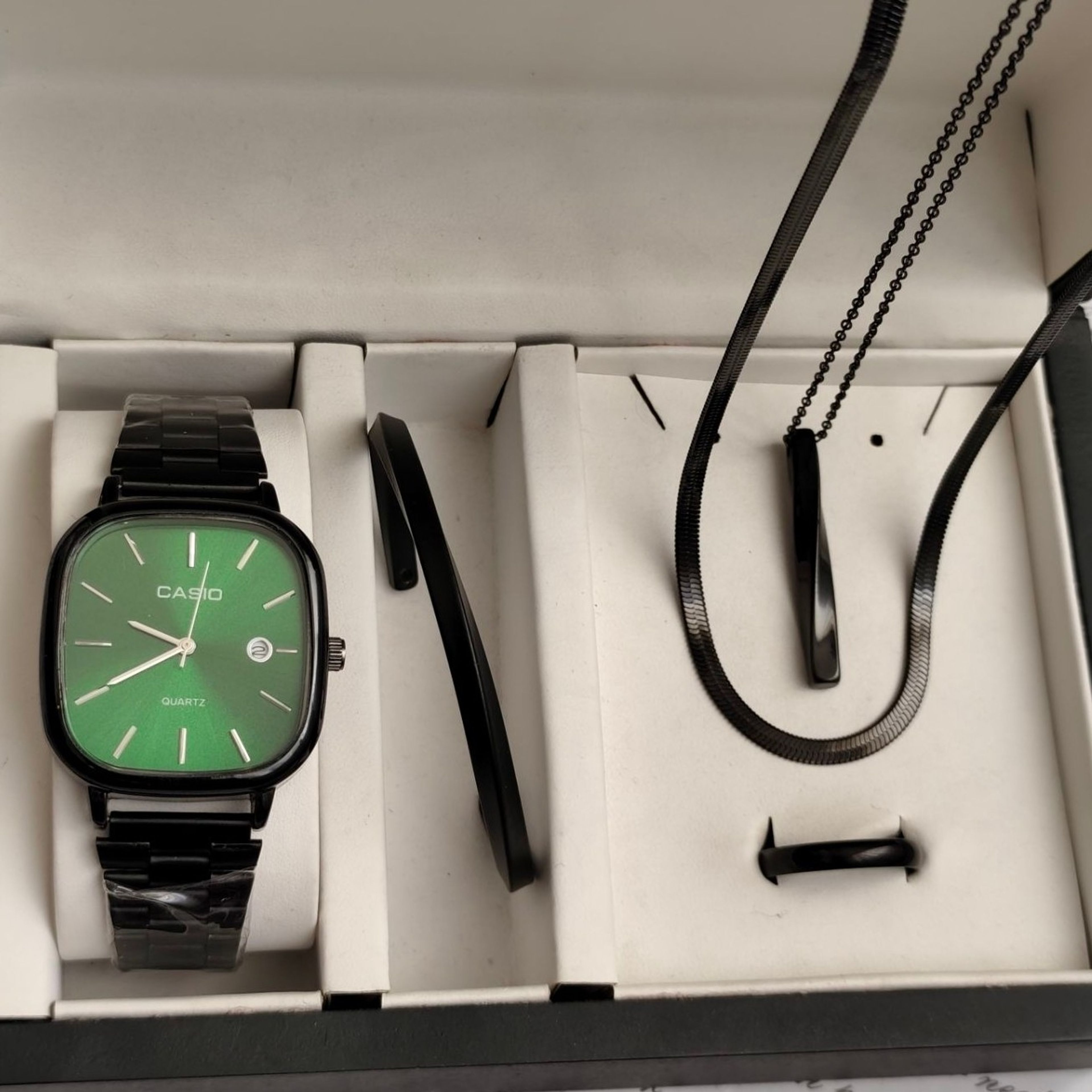 قیمت ست ساعت مردانه کاسیو casio اولدمانی مشکی صفحه سبز با دستبند بنگل و گردنبند و حلقه