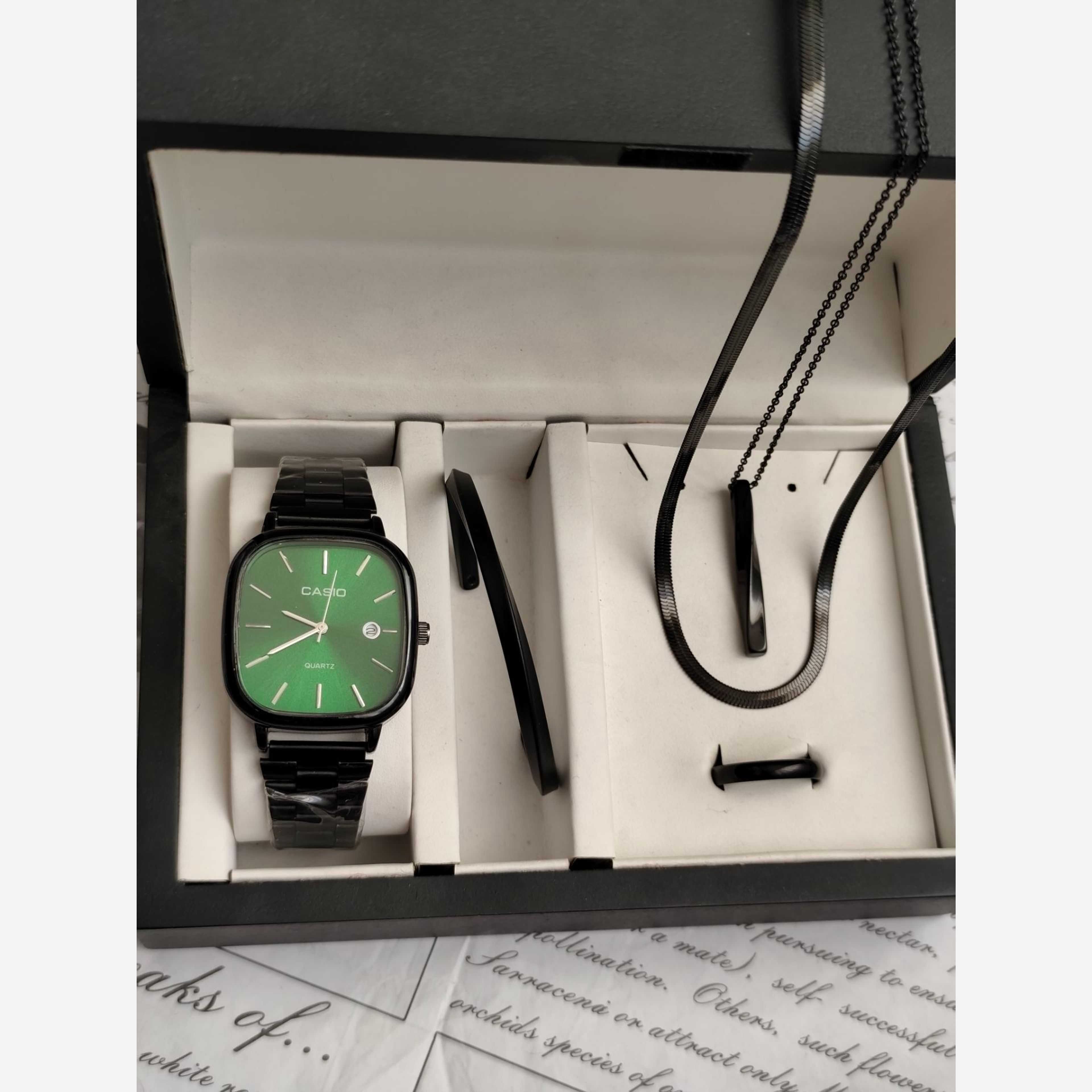 قیمت ارزان ست ساعت مردانه کاسیو casio اولدمانی مشکی صفحه سبز با دستبند بنگل و گردنبند و حلقه