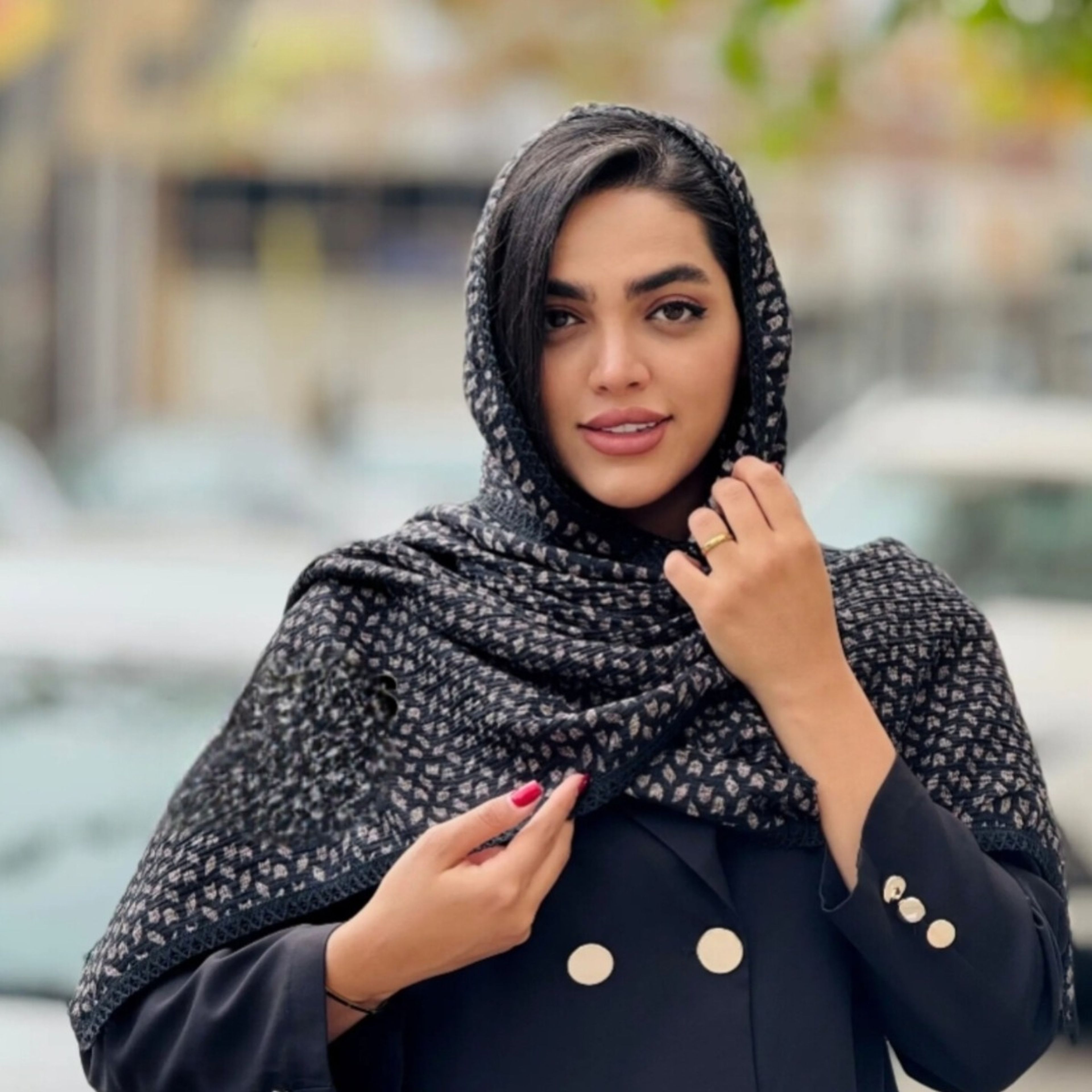 فروش اینترنتی شال پاییزه پلیسه دور دانتل طرحدار