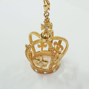 فروش اینترنتی آویز چند کاره طلایی طرح تاج نگین دار ، از برند Pilgrim