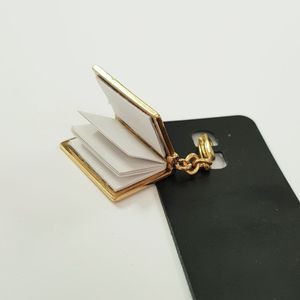 مشخصات آویز چند کاره طلایی طرح کتاب ، با برگه های سفید قابل نوشتن ، برند Pilgrim