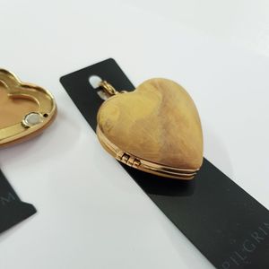 قیمت آویز چند کاره لاکت قلبی کار شده با چوب ، از برند Pilgrim