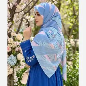 خرید اینترنتی قیمت روسری نخی کاستوم سیتو قواره بزرگ طرح آوان 140 سانتیمتر دور دوخت لیز نیست