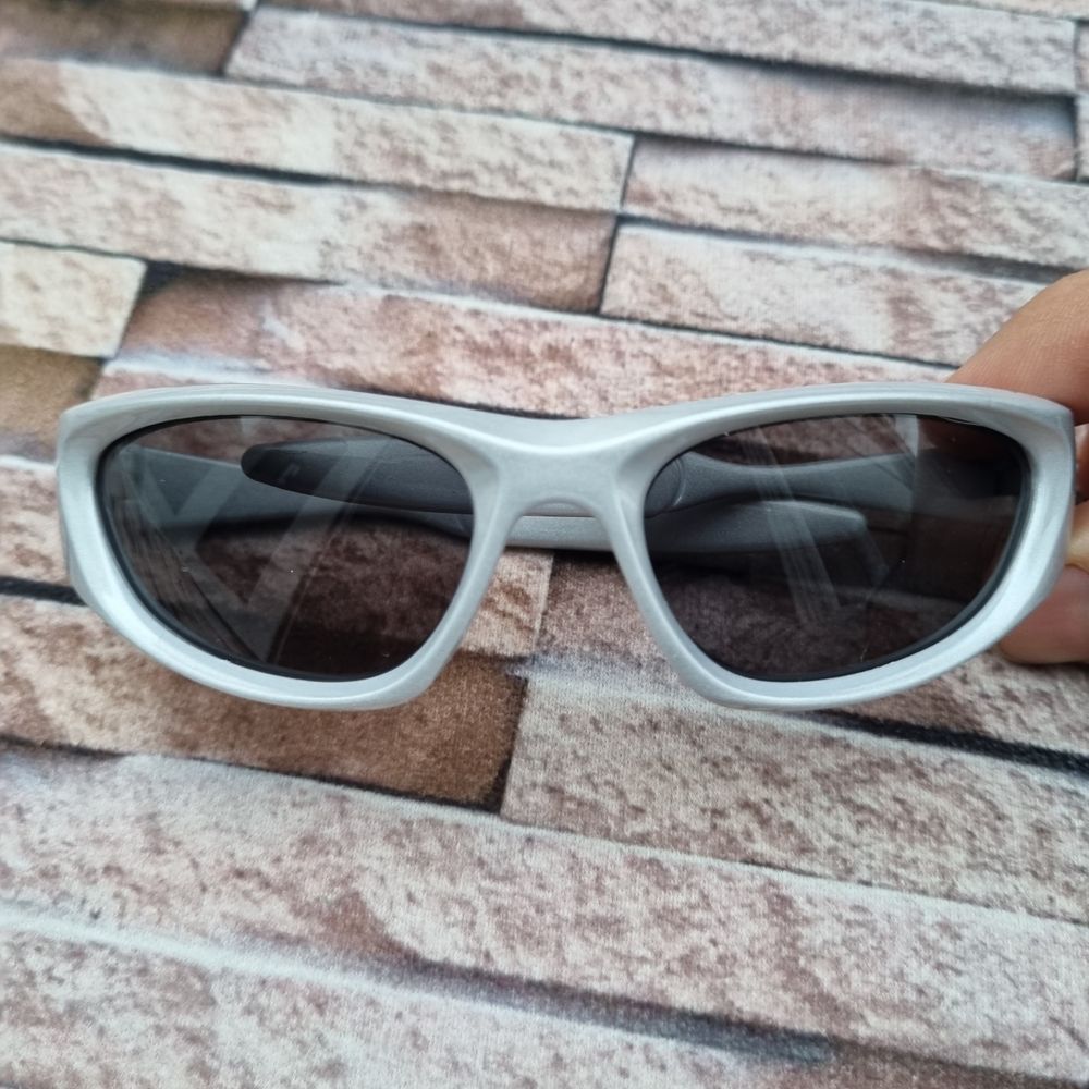 قیمت ارزان عینک آفتابی بچه گانه مدل بیضی نقره ای عدسی مشکی